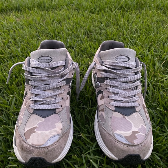 BAPE x New Balance 2002R Grey - Picture 2 of 7